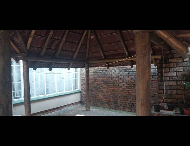 4 BEDROOM TOWNHOUSE FOR SALE IN PRETORIA WEST